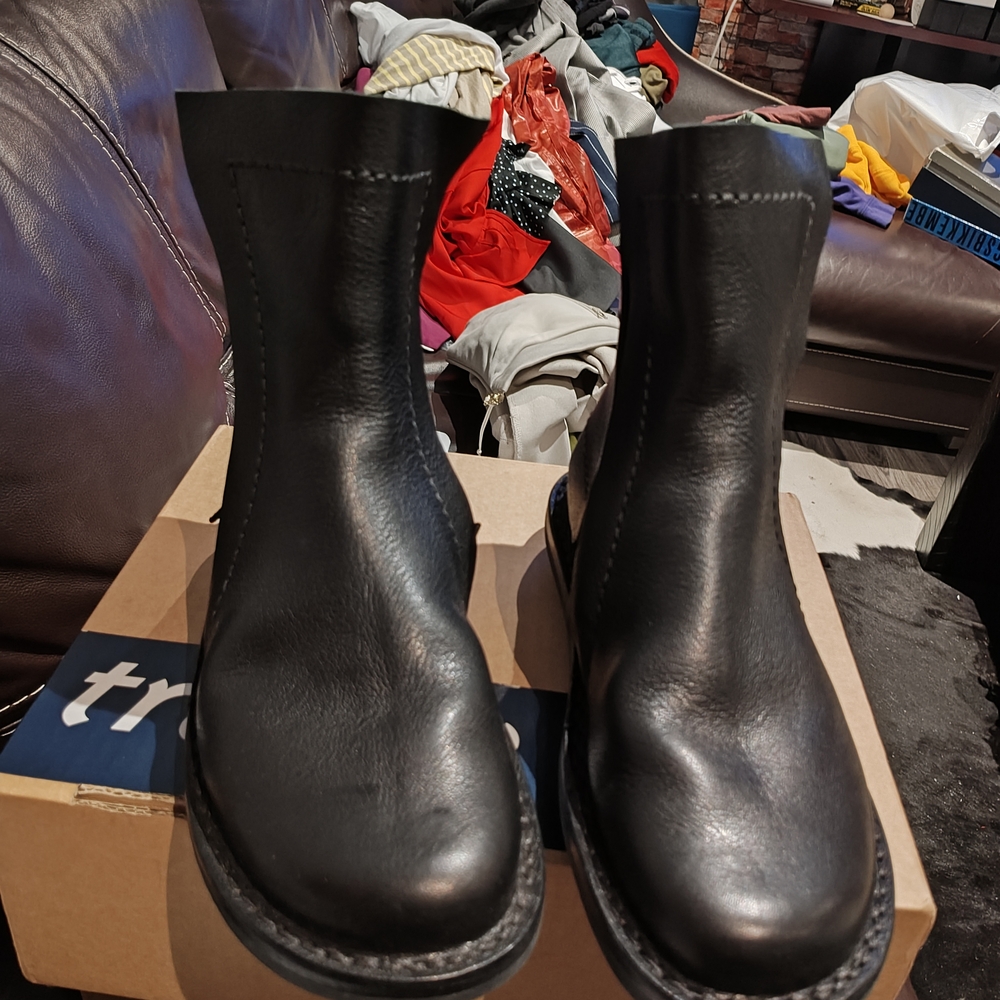Sleek Black Leather Ankle Boots for Women - Picture 4 of 12